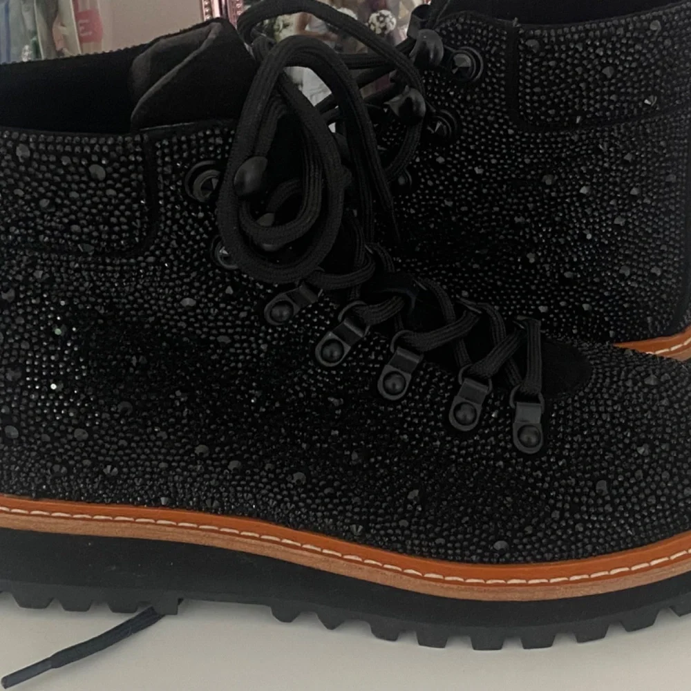 Lola Cruz lace up